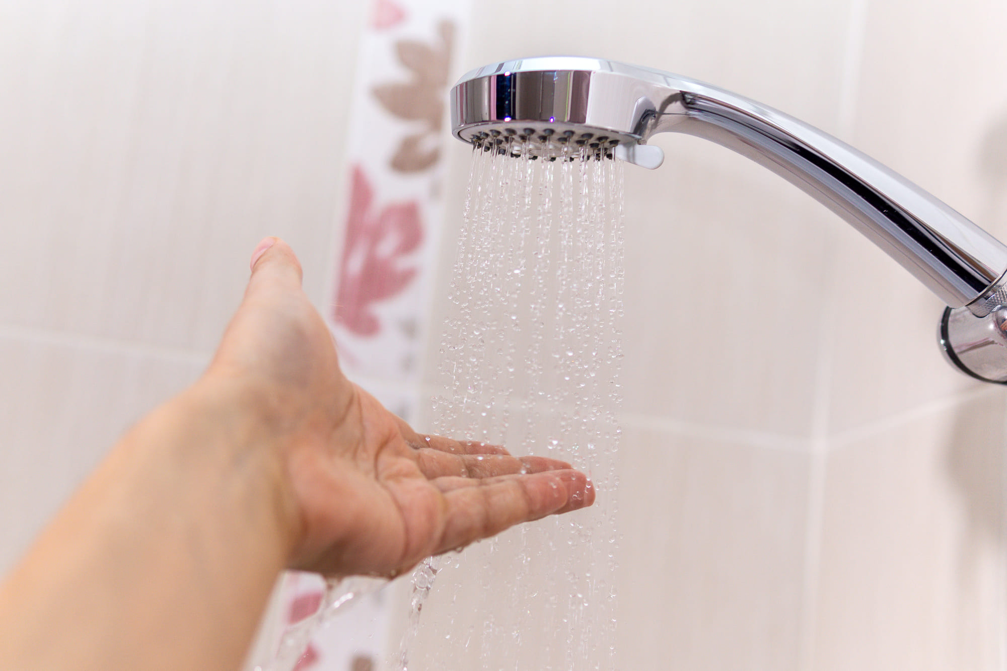 シャワーが途中で水になる原因