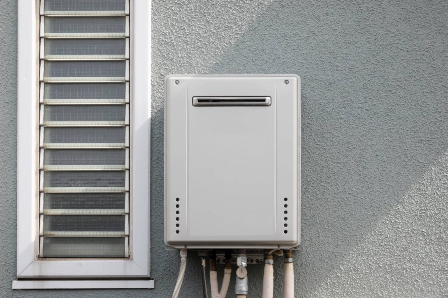 給湯器からポタポタと水漏れしている場合に考えられる原因と対処法を解説